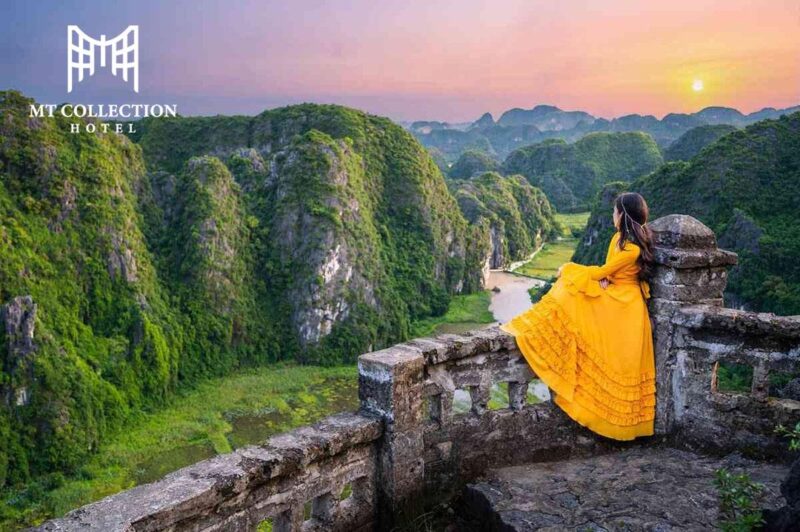 Album vẽ tranh tường đẹp lắm với hình ảnh phong cảnh thiên nhiên núi non hùng vĩ và dòng sông thơ mộng