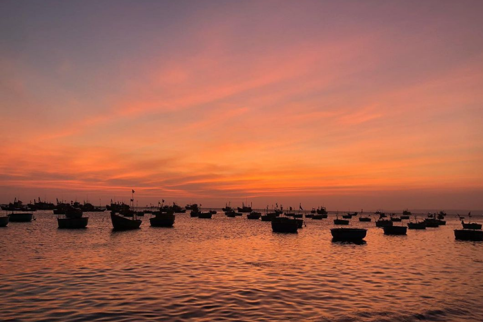 Ảnh vẽ tranh phong cảnh biển hoàng hôn lãng mạn với mặt trời đỏ rực từ từ lặn xuống biển