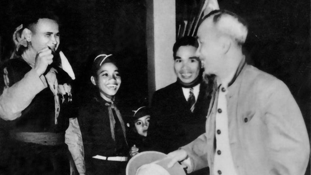 Tranh vẽ Bác Hồ đi công tác ân cần trò chuyện cùng đồng bào dân tộc thiểu số