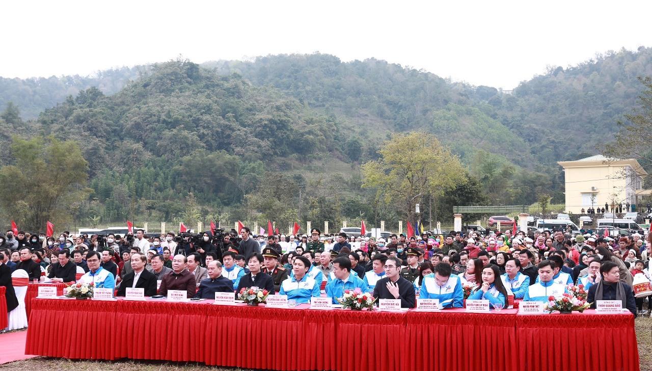 Tranh vẽ Bác Hồ và các cháu thiếu nhi cùng nhau trồng cây xanh trong vườn Bác Hồ