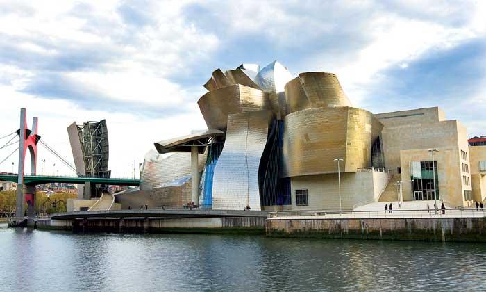 Bảo tàng Guggenheim Bilbao với kiến trúc hiện đại độc đáo và vật liệu titan ấn tượng mạnh mẽ