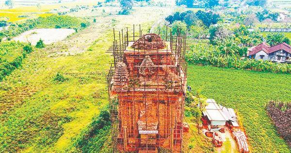 Hoạt động bảo tồn một di tích kiến trúc nghệ thuật, các chuyên gia đang cẩn thận phục chế chi tiết cổ