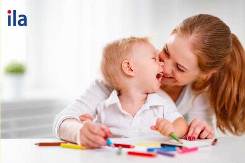 Bé gái say sưa vẽ tranh tô màu công chúa với bút màu rực rỡ