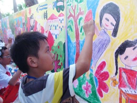 Bé tập vẽ ước mơ làm công an với những màu sắc tươi sáng và nét vẽ ngộ nghĩnh