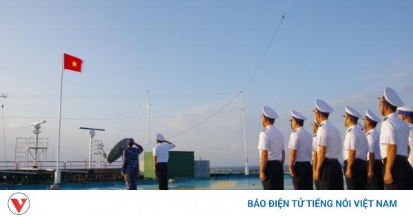 Tranh vẽ cảnh sinh hoạt đời thường của các chú bộ đội hải quân trên một hòn đảo xa, thể hiện tình đồng đội