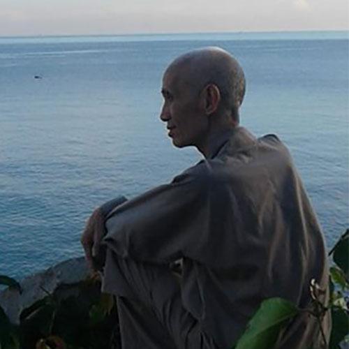 Bức họa chân dung một người đàn ông mặc áo dài nam toát lên thần thái uy nghiêm và trí tuệ