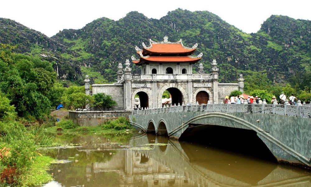 Vẽ Tranh Chùa Một Cột: Biểu Tượng Văn Hóa Qua Nét Cọ Bức họa chùa Một Cột với không gian linh thiêng và cổ kính, thể hiện giá trị văn hóa lịch sử