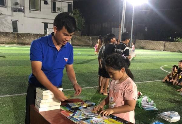 Tác phẩm tranh vẽ các em đội thiếu niên tiền phong đang cùng nhau trồng cây xanh bảo vệ môi trường