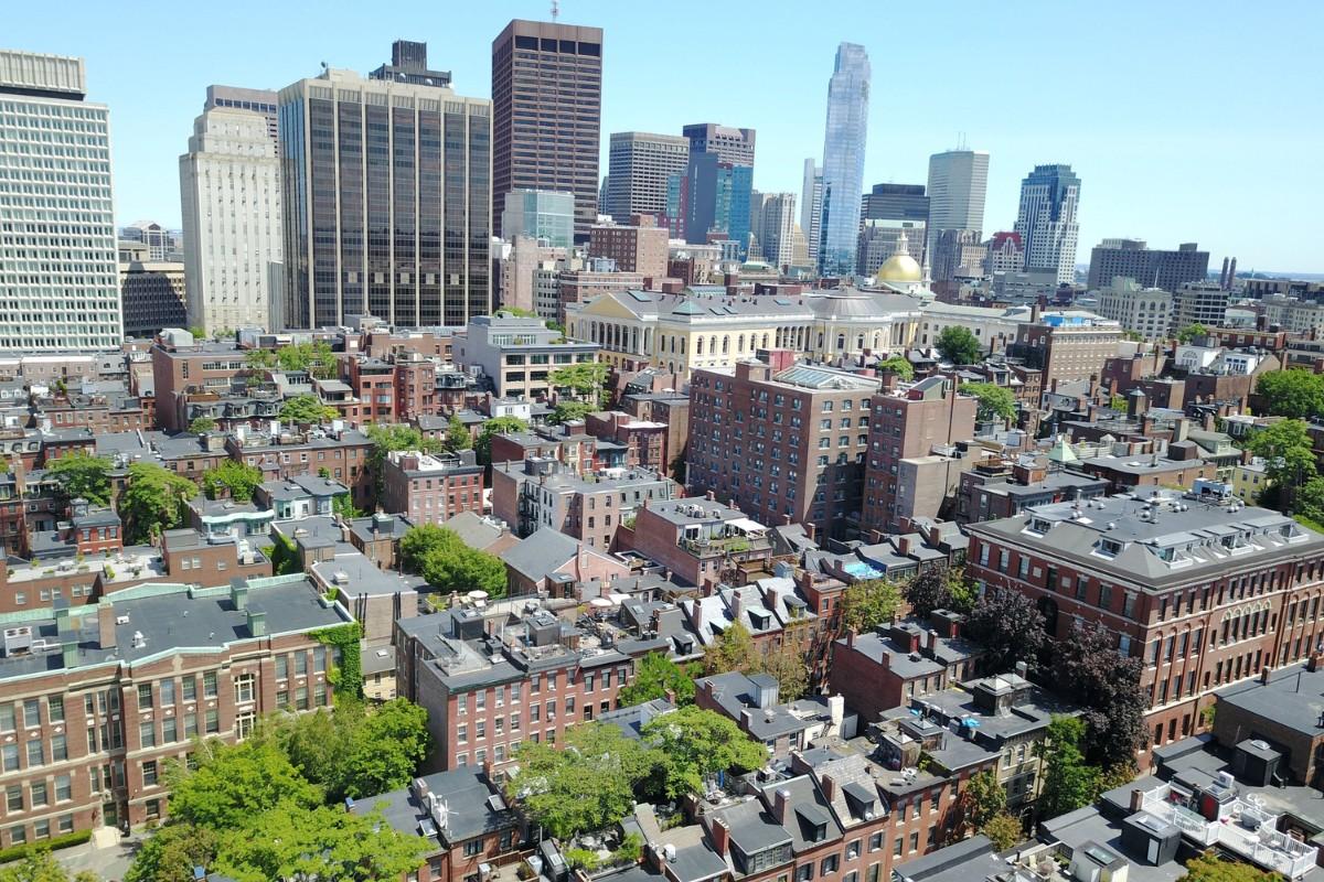 Bức họa ngôi nhà 2 tầng phong cách cổ điển lãng mạn bên hồ nước thanh bình