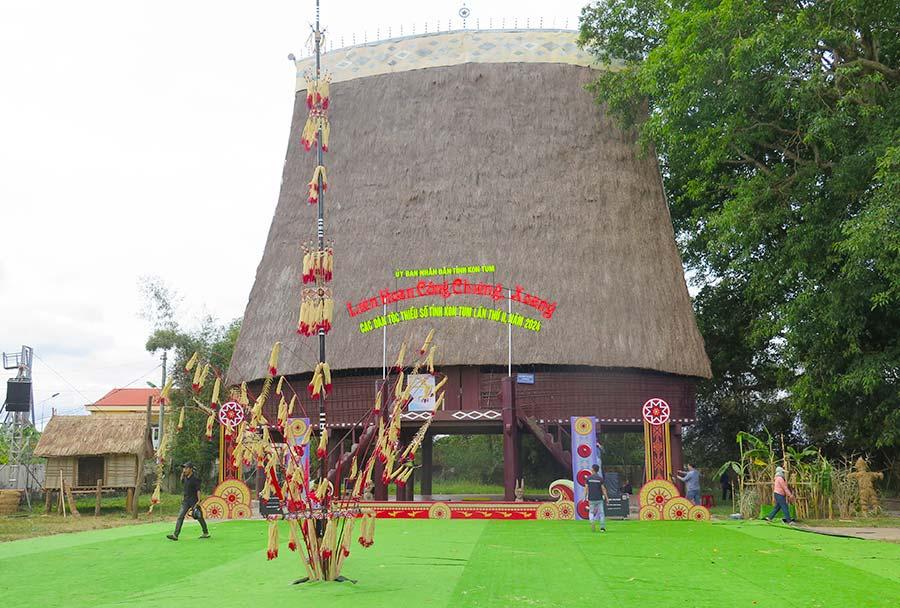 Họa tiết nhà Rông Tây Nguyên trong tranh vẽ, cảnh sinh hoạt cộng đồng và kiến trúc đặc trưng