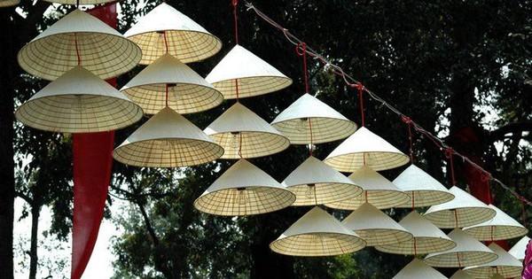 Tranh vẽ làng nghề truyền thống tái hiện không khí phiên chợ quê tấp nập với nhiều sản phẩm gốm sứ Bát Tràng