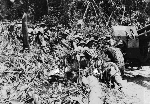 Bức tranh bộ đội Việt Minh kéo pháo vào trận địa Điện Biên Phủ dưới trời mưa tầm tã