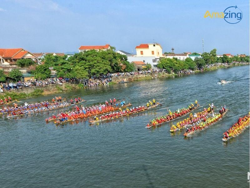 Bức tranh lễ hội đua thuyền với màu sắc rực rỡ tái hiện không khí ngày hội sôi động và cuồng nhiệt