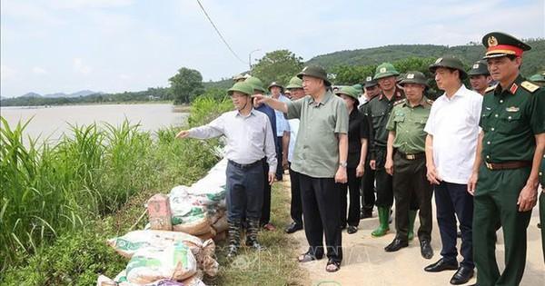 Bức tranh sơn dầu chi tiết vẽ chú bộ đội đang cứu trợ người dân trong bão lũ