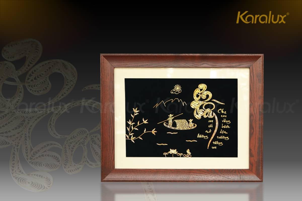 Bức tranh học sinh tặng hoa cô giáo mang ý nghĩa sâu sắc về tình thầy trò và lòng kính trọng thiêng liêng