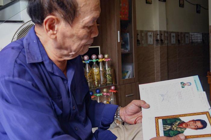 Tranh vẽ công an nhân dân bằng màu nước thể hiện chân dung người chiến sĩ kiên trung