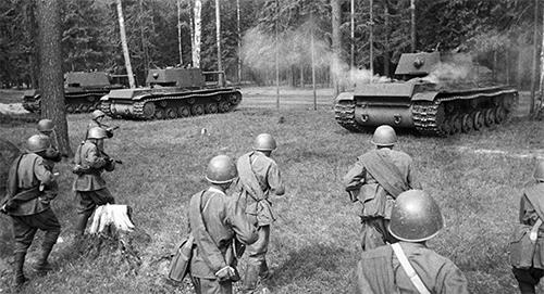 Bức vẽ xe tăng đang trong tư thế chiến đấu mạnh mẽ, làm nổi bật các chi tiết máy móc và sức mạnh của cỗ máy thép