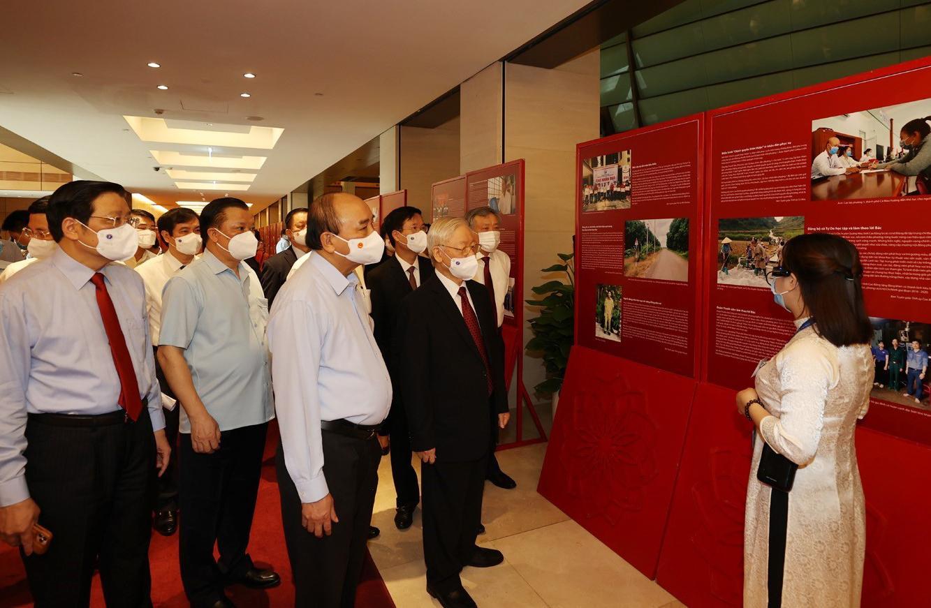 Các bước hoàn thiện và tạo chiều sâu cho bức tranh Bác Hồ đi công tác với khung cảnh giản dị