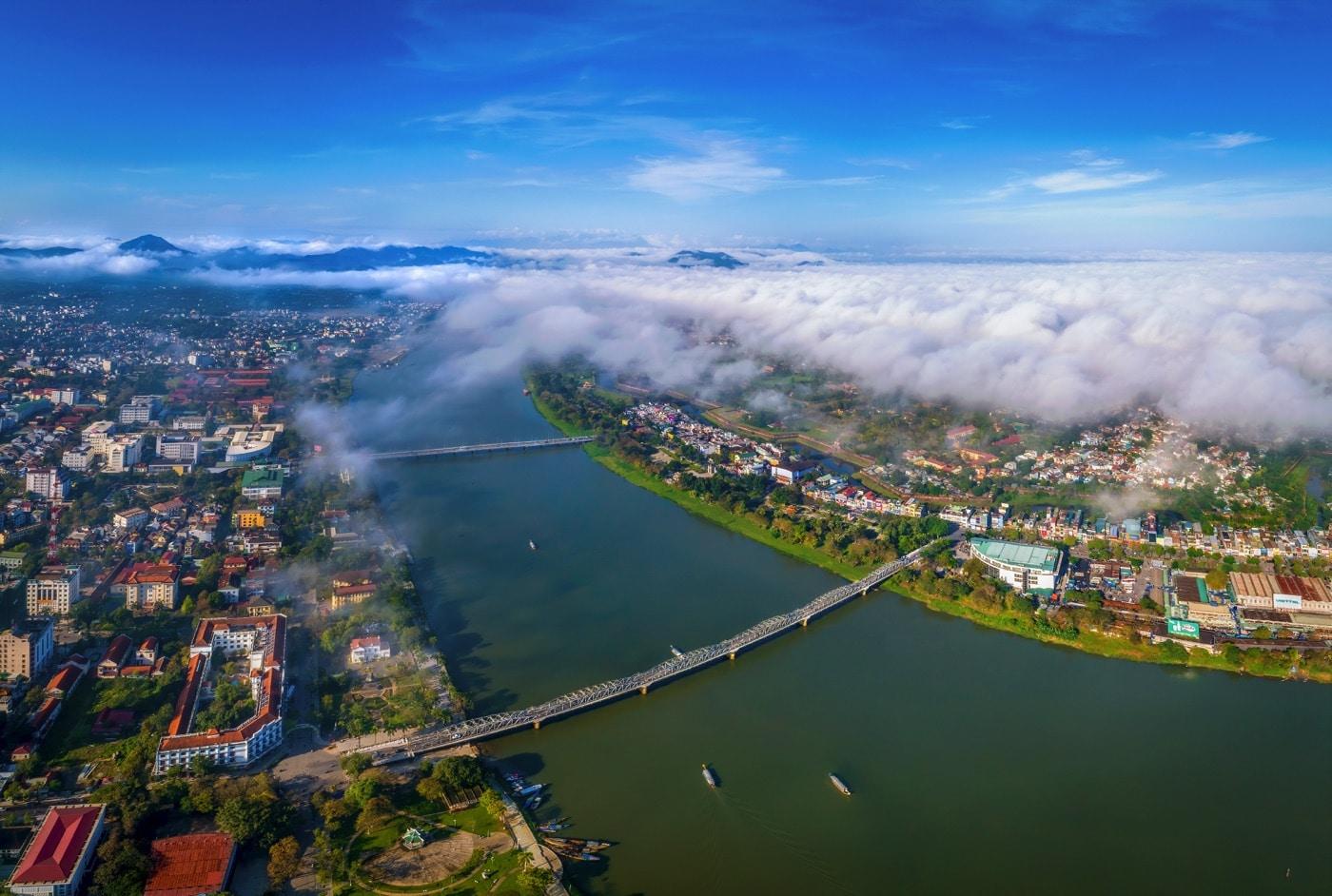 Cầu Trường Tiền sáu vài mười hai nhịp duyên dáng bắc qua sông Hương ở Huế