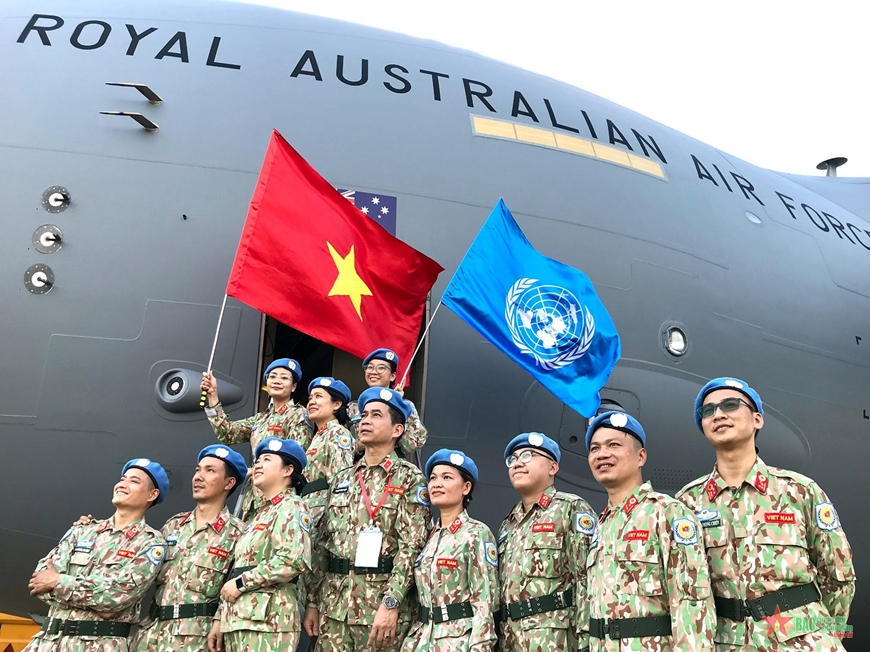 Chân dung một chú bộ đội Cụ Hồ lớn tuổi với nụ cười hiền hậu và ánh mắt cương nghị