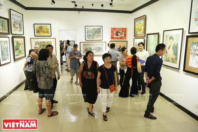 Các loại chất liệu và kỹ thuật vẽ tranh Tết phong phú, từ màu nước đến acrylic, giúp nghệ sĩ sáng tạo