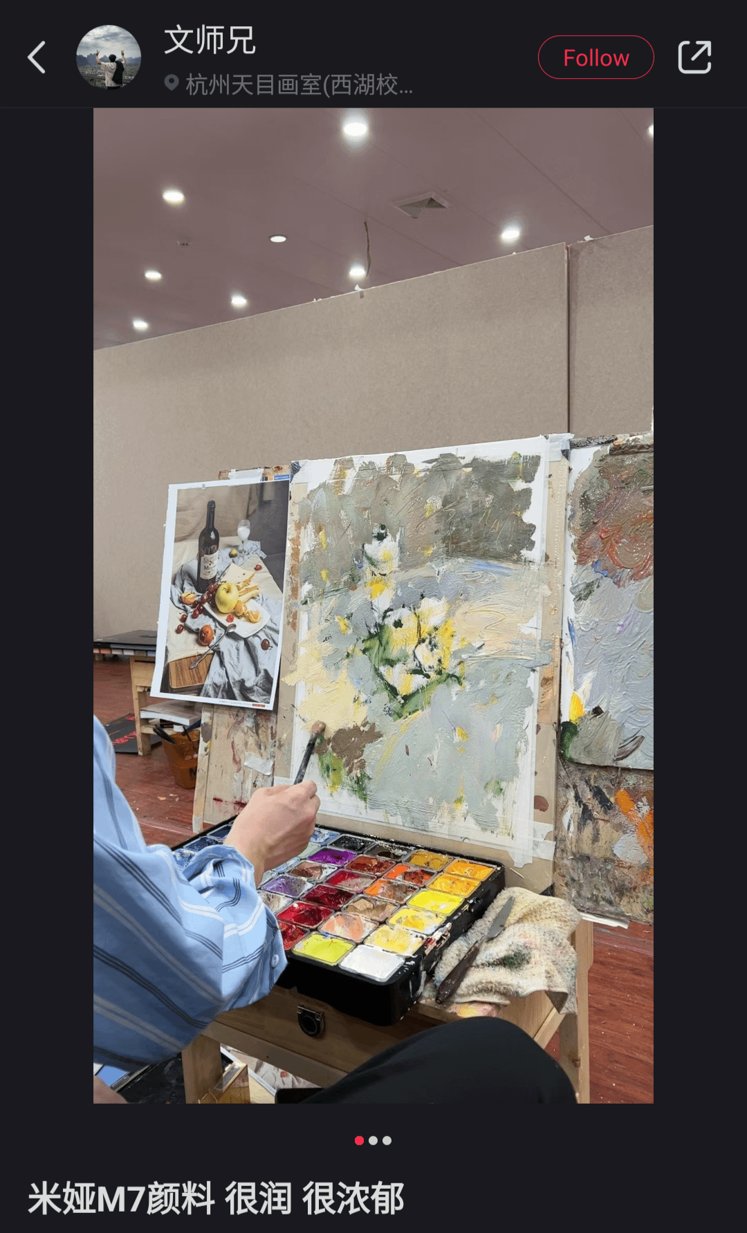 Bộ dụng cụ và các loại màu sắc đa dạng để vẽ bức tranh phong cảnh như màu nước sơn dầu acrylic