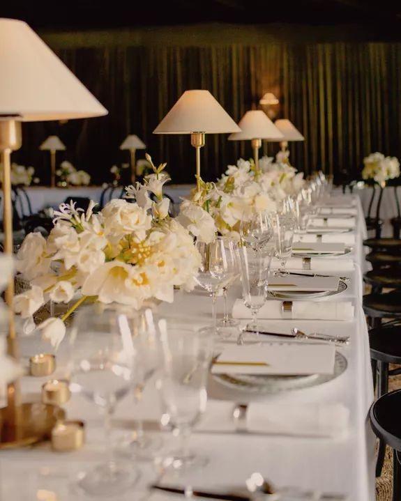 Chi tiết các bông hoa cẩm tú cầu nhỏ được vẽ cách điệu với đường nét tinh tế và sáng tạo làm nổi bật vẻ đẹp