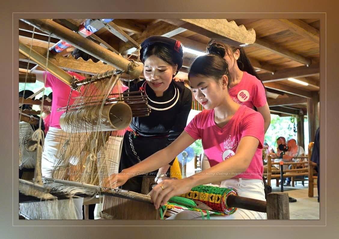 Cận cảnh họa tiết thổ cẩm tinh xảo trên một phần của trang phục dân tộc Việt Nam với màu sắc rực rỡ