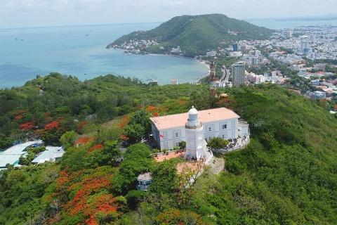 Khám phá cách vẽ ngọn hải đăng đơn giản và ấn tượng Vẽ chi tiết phần thân tháp, cửa sổ và phần đỉnh đèn của ngọn hải đăng