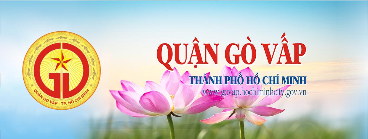 Cận cảnh một chi tiết trang trí trên bìa sách mỹ thuật lớp 8 theo phong cách cổ điển, với hoa văn tinh xảo và màu sắc trầm ấm.