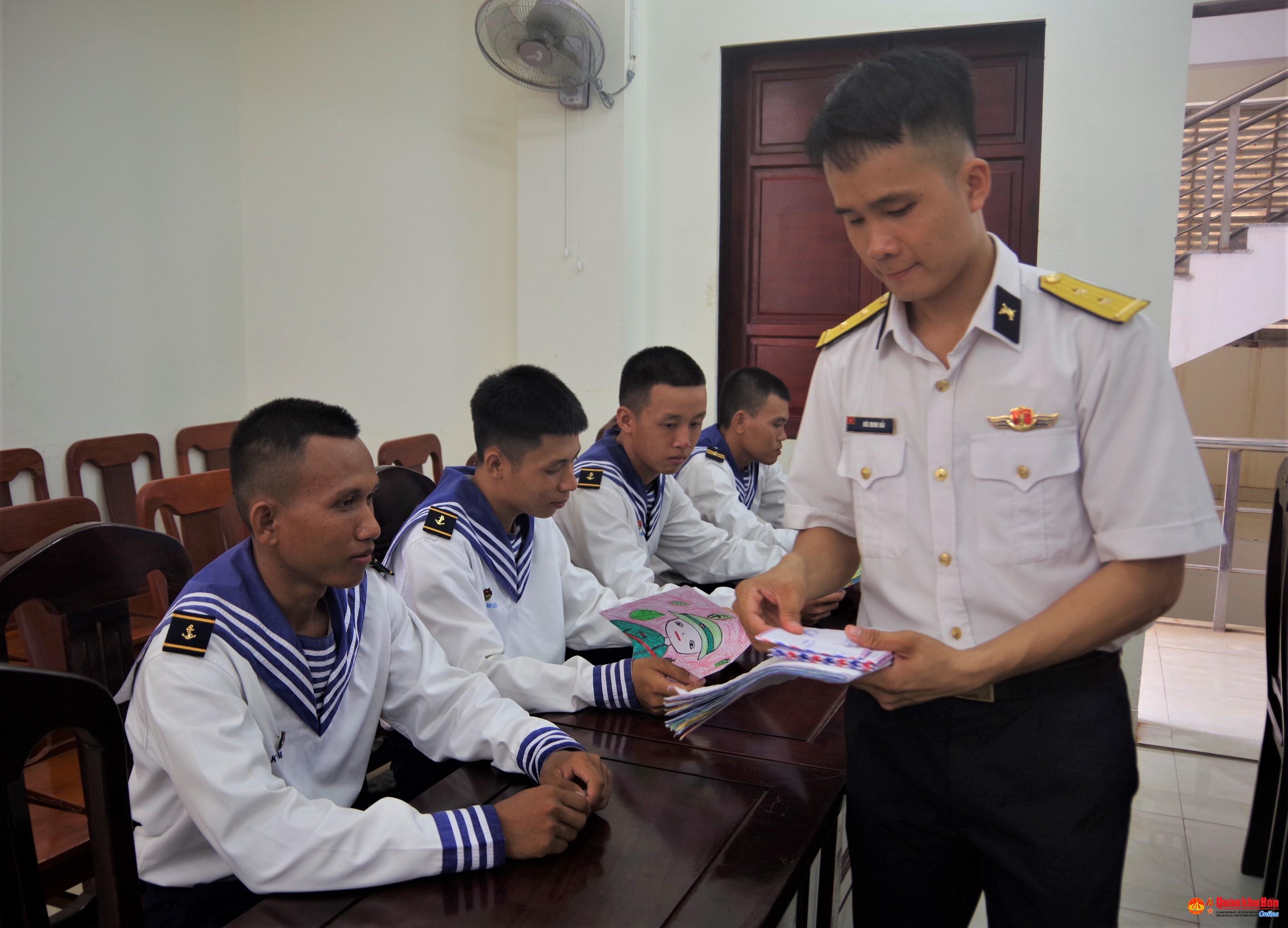 Tranh vẽ các em nhỏ tặng hoa cho chú bộ đội hải quân trên đảo Trường Sa