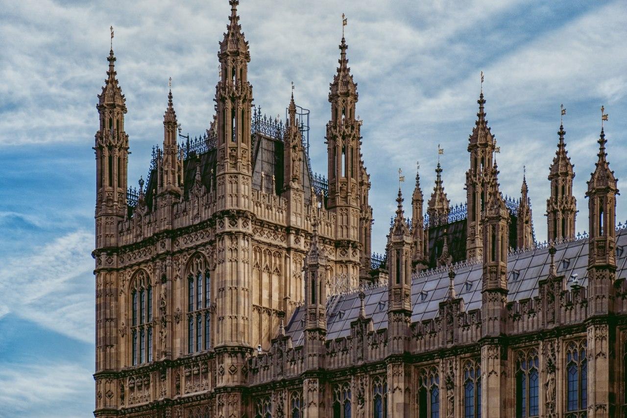 Vẻ đẹp rực rỡ của cửa sổ kính màu đặc trưng trong các công trình kiến trúc Gothic