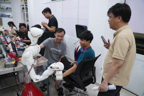 Sinh viên đang say sưa thực hành tại xưởng của Đại học Mỹ thuật Công nghiệp Hà Nội