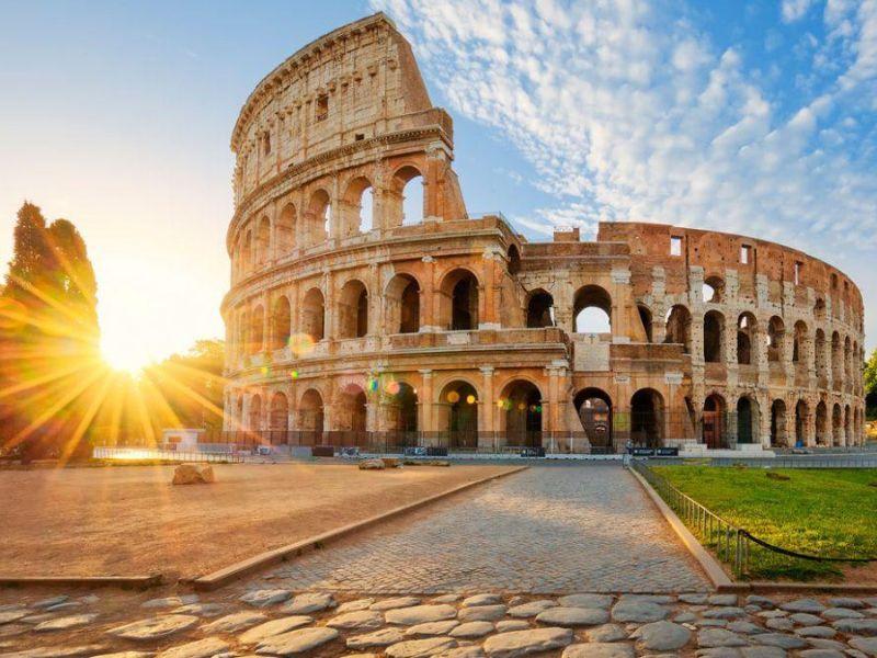 Đấu trường La Mã Colosseum ở Rome, một ví dụ kiến trúc thượng tầng hùng vĩ thể hiện sức mạnh và văn hóa La Mã cổ đại với các hàng cột và vòm cung