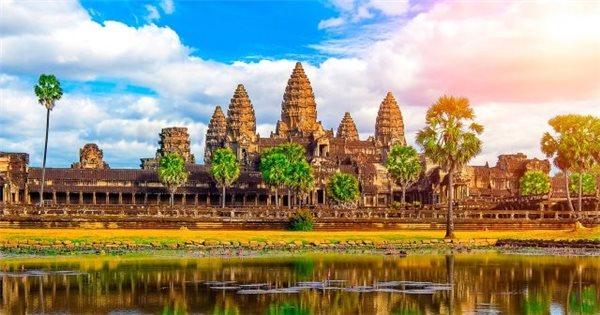 Toàn cảnh quần thể đền Angkor Wat hùng vĩ với những ngọn tháp đặc trưng lúc bình minh, một công trình kiến trúc phương Đông cổ đại tại Campuchia