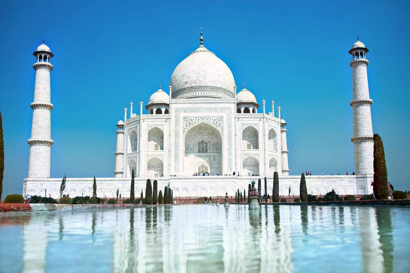 Lăng mộ Taj Mahal bằng đá cẩm thạch trắng phản chiếu dưới ánh nắng, một biểu tượng kiến trúc phương Đông cổ đại nổi tiếng thế giới tại Ấn Độ