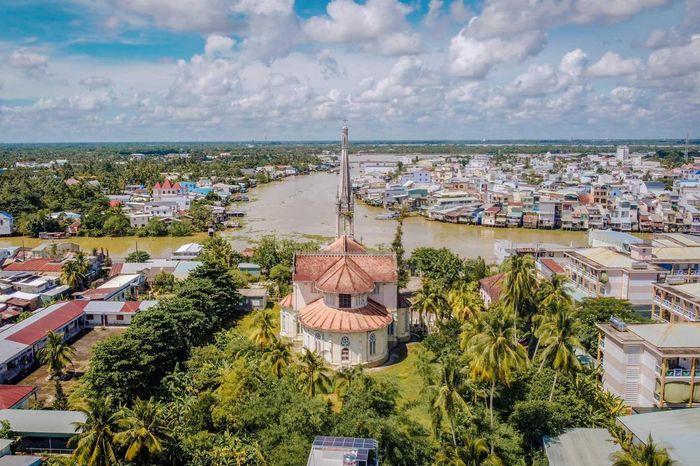 Cận cảnh một đầu cột đá được điêu khắc tinh xảo với các họa tiết thực vật và hình người trong một công trình kiến trúc Roman