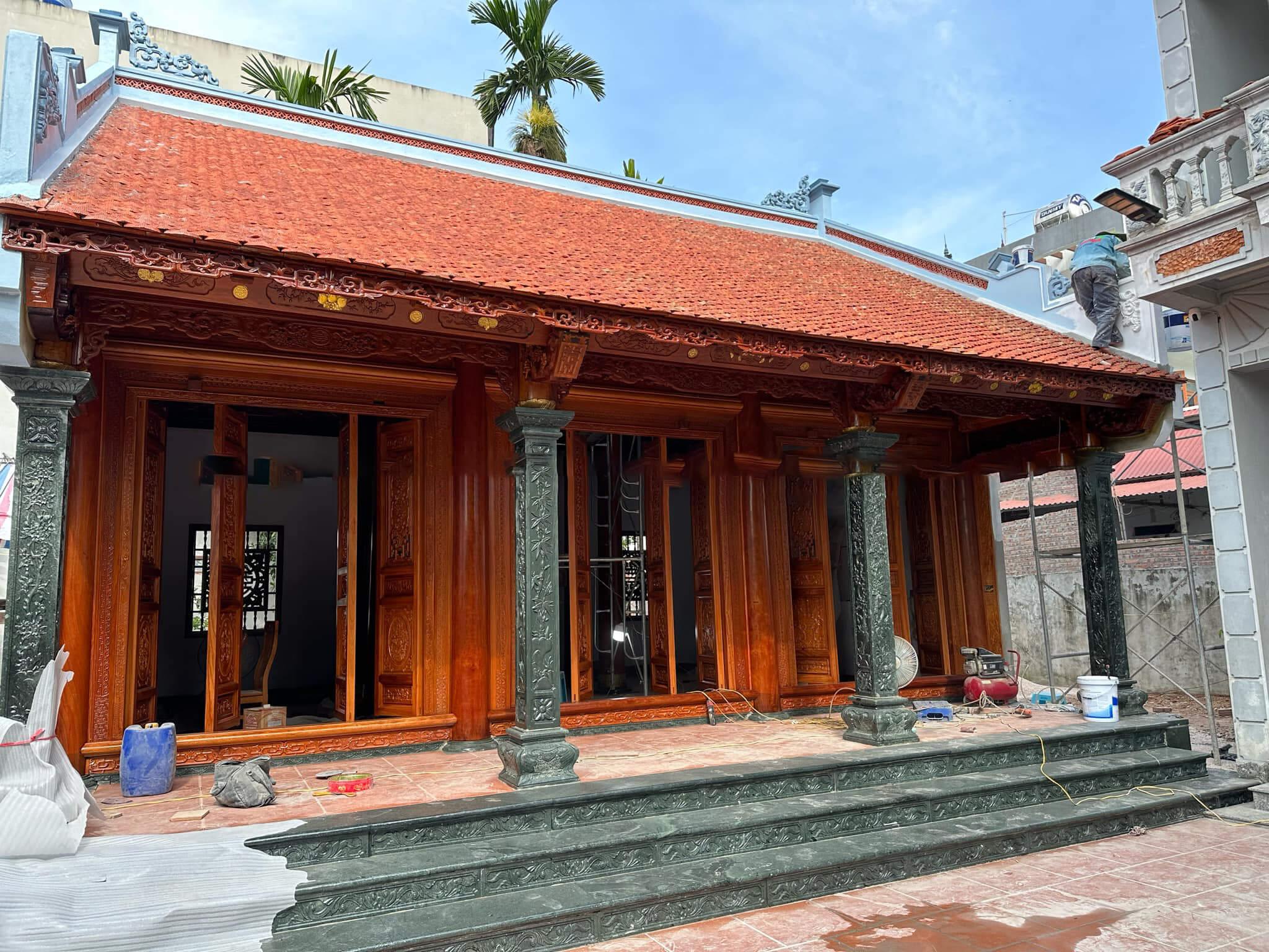 Một chi tiết điêu khắc gỗ tinh xảo trên vì kèo đình làng cổ Việt Nam, thể hiện cảnh sinh hoạt dân gian