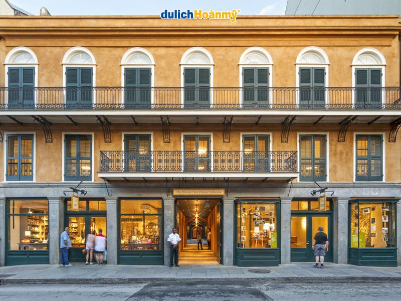 Du khách đang chăm chú thưởng thức các tác phẩm nghệ thuật tại bảo tàng, việc biết bảo tàng mỹ thuật giờ mở cửa giúp họ có chuyến đi trọn vẹn.