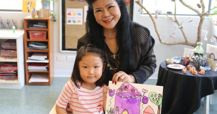 Hình ảnh em bé say mê sáng tạo với những nét vẽ ngây thơ trong cuộc thi vẽ tranh ý tưởng trẻ thơ