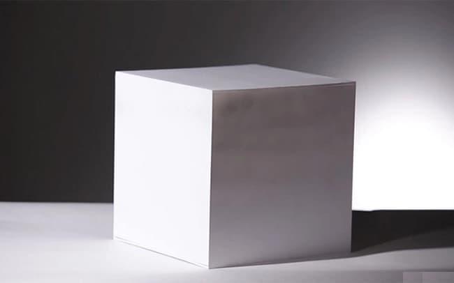 Giao điểm của hai đường chéo không gian chính là cách vẽ tâm của hình lập phương