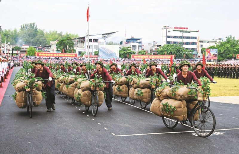 Hình ảnh đoàn dân công hỏa tuyến Điện Biên Phủ vận chuyển lương thực vũ khí qua núi rừng