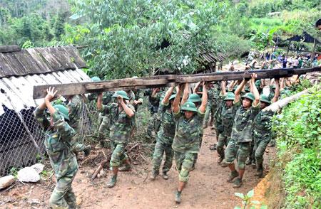 Vẽ tranh bộ đội Cụ Hồ: Nét đẹp anh hùng bất diệt Hình ảnh người lính Cụ Hồ chung tay giúp dân làng xây dựng nhà cửa vững chãi