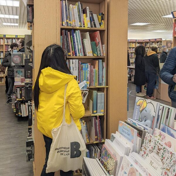 Phác thảo hình khối cơ bản để học cách vẽ con mèo đáng yêu tại nhà