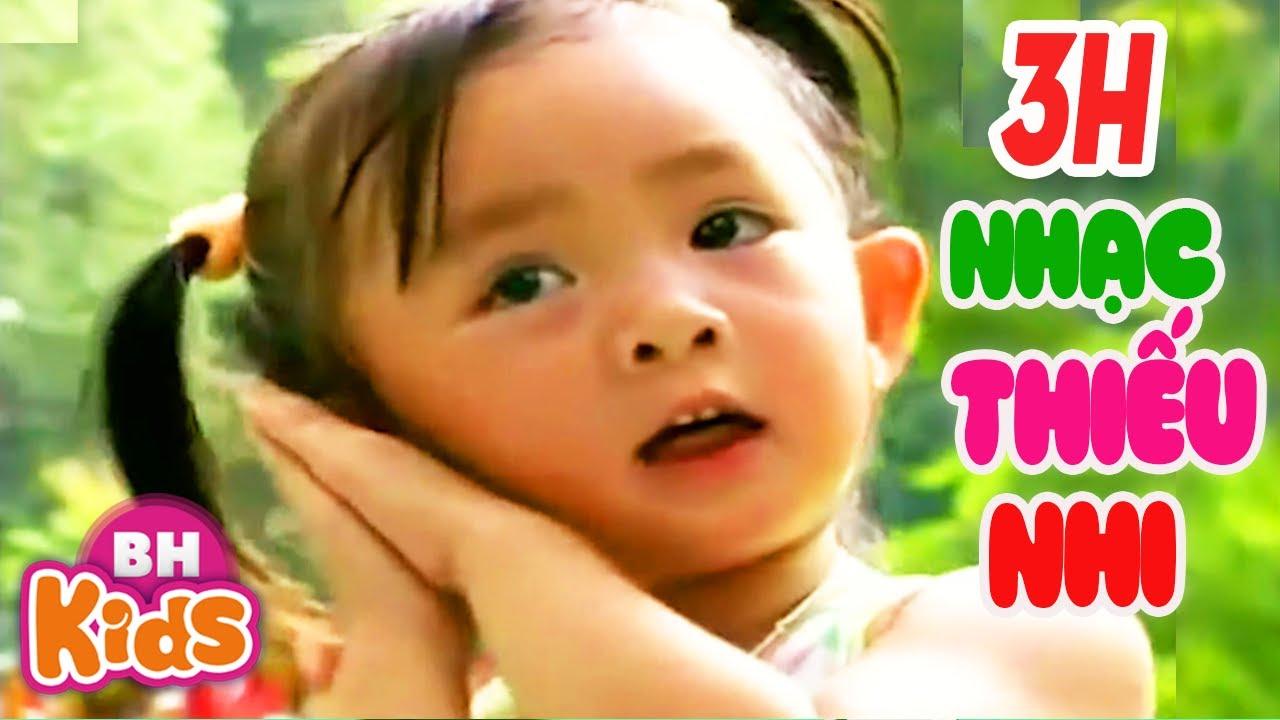 Tranh vẽ trường mầm non cho trẻ tô màu với cảnh sân trường nhộn nhịp các bé vui chơi dưới ánh nắng