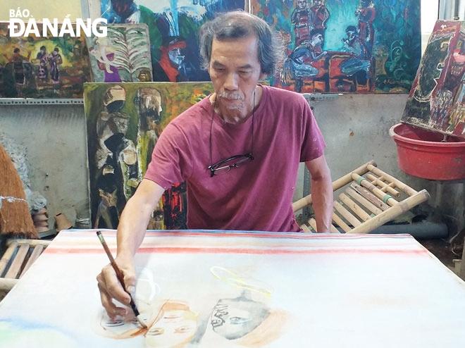 Họa sĩ đang say sưa sáng tạo tác phẩm tranh vẽ lễ hội cồng chiêng Tây Nguyên truyền thống
