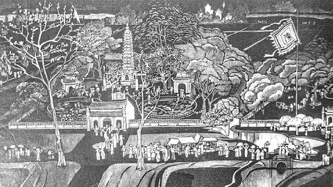 Họa sĩ đang tập trung vẽ tranh lễ hội chọi gà bằng màu nước với các chi tiết sống động và tinh tế