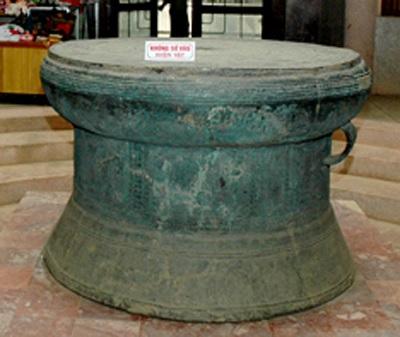 Bản vẽ trống đồng Đông Sơn hoàn thiện với các chi tiết hoa văn và kỹ thuật đổ bóng tạo chiều sâu