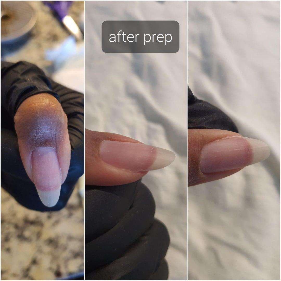 Hoàn thiện bộ móng tay vẽ đơn giản bền đẹp với lớp sơn bóng trong suốt và khóe móng được làm sạch kỹ càng