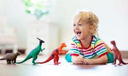 Minh họa các bước hoàn thiện phần chân, tay và đuôi cho bức vẽ khủng long thêm phần sống động và chi tiết